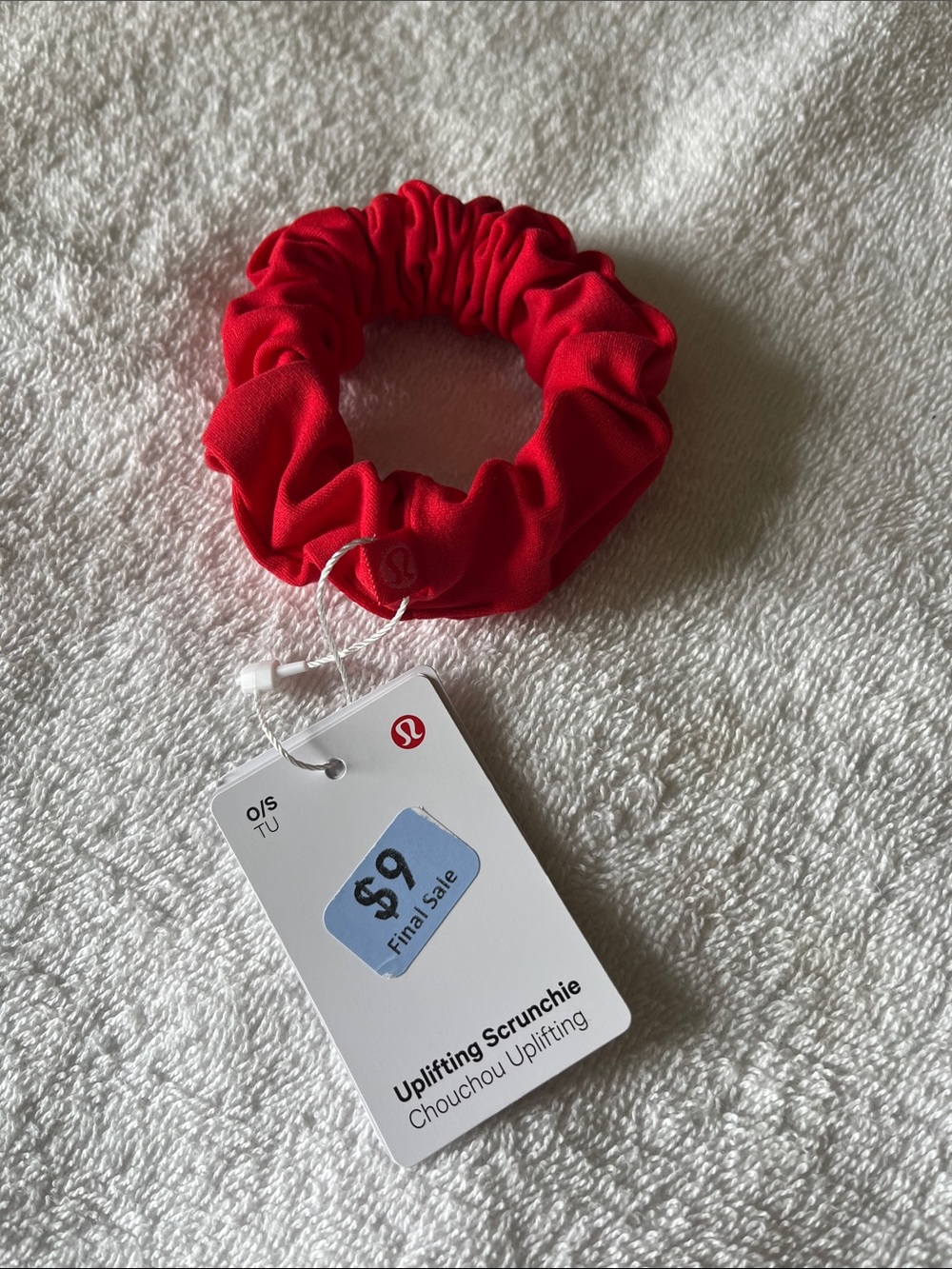 🆕 Lululemon Uplifting Scrunchie in True Red, o/s